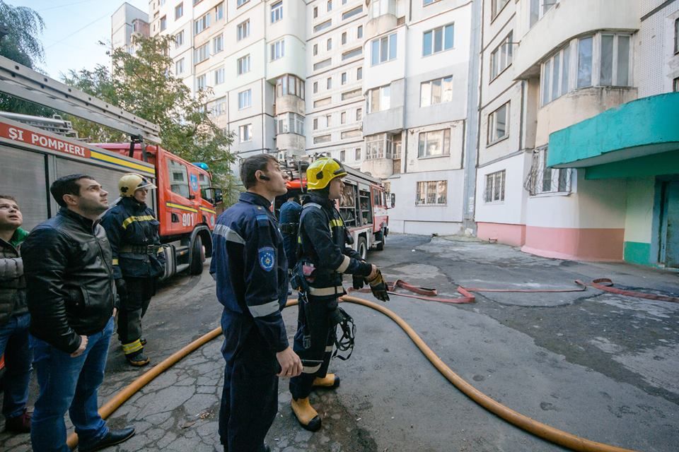 Apartament din Capitală, în care se aflau mama și copilul, în flăcări