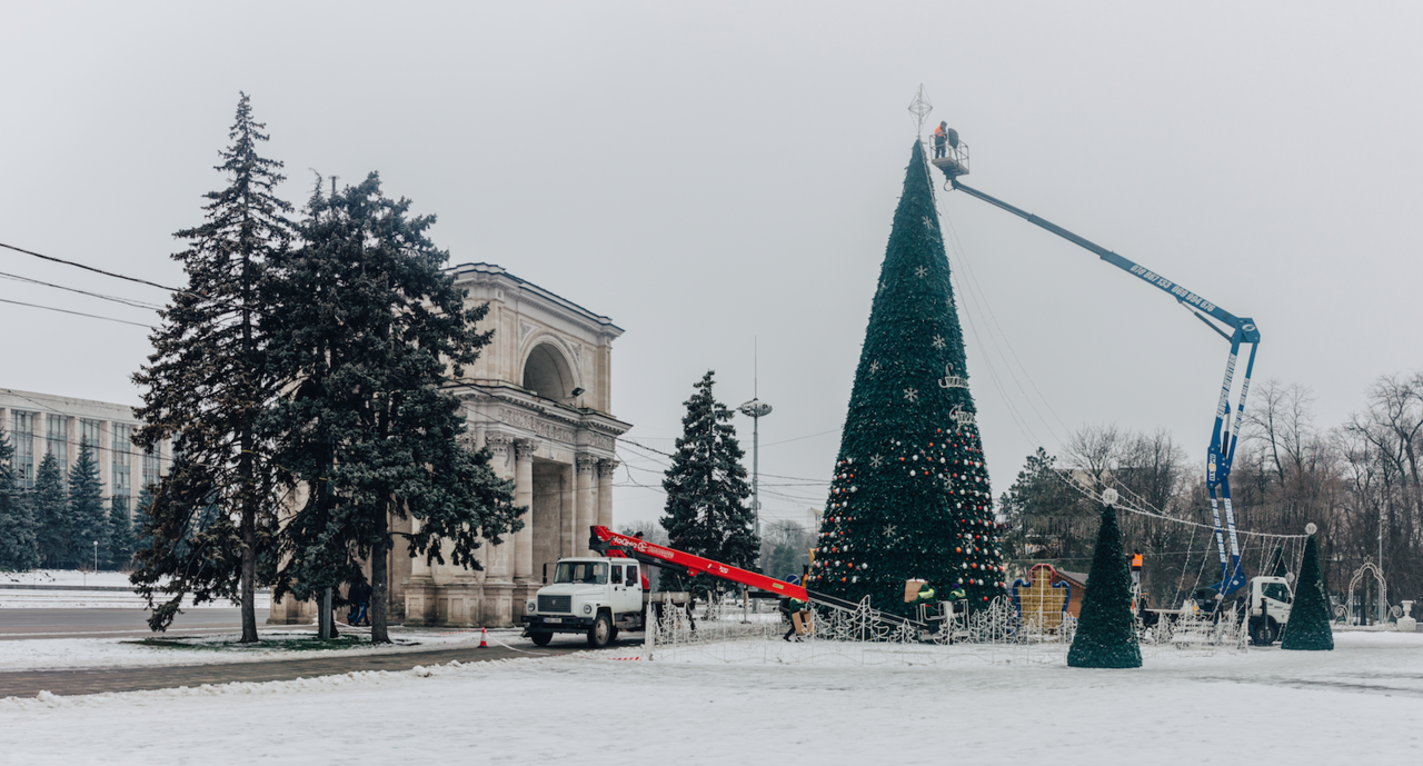 Новогоднюю елку в центре столицы разобрали