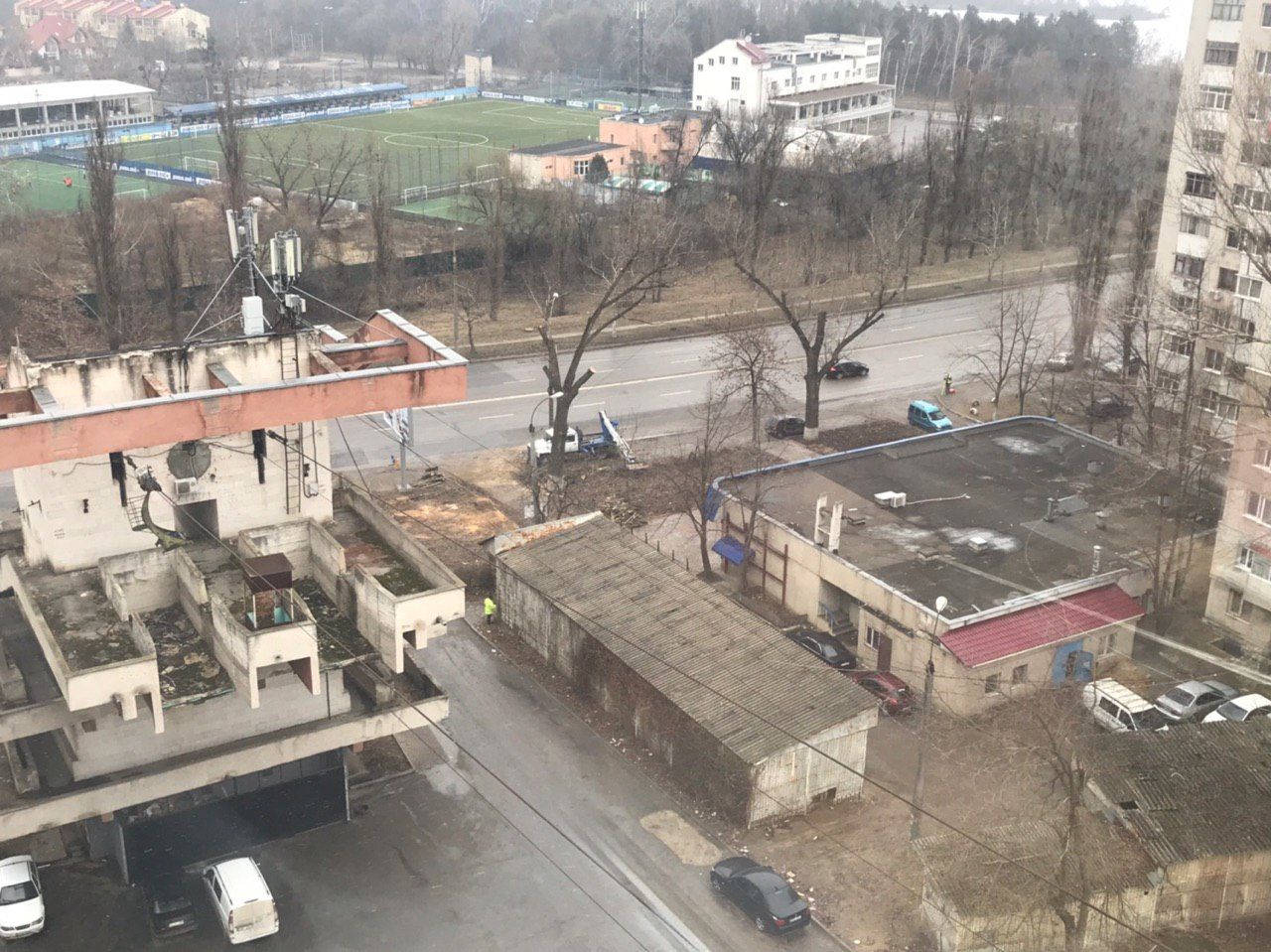 В Кишиневе возле канатной дороги вырубают деревья и работают геодезисты