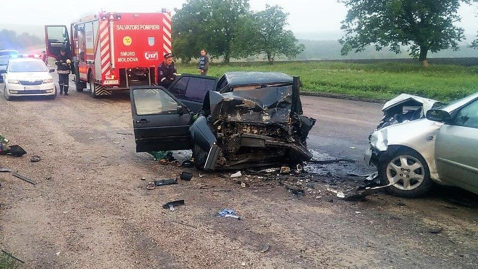 На трассе Бельцы-Глодяны спасатели извлекли 2 человек из покореженного автомобиля