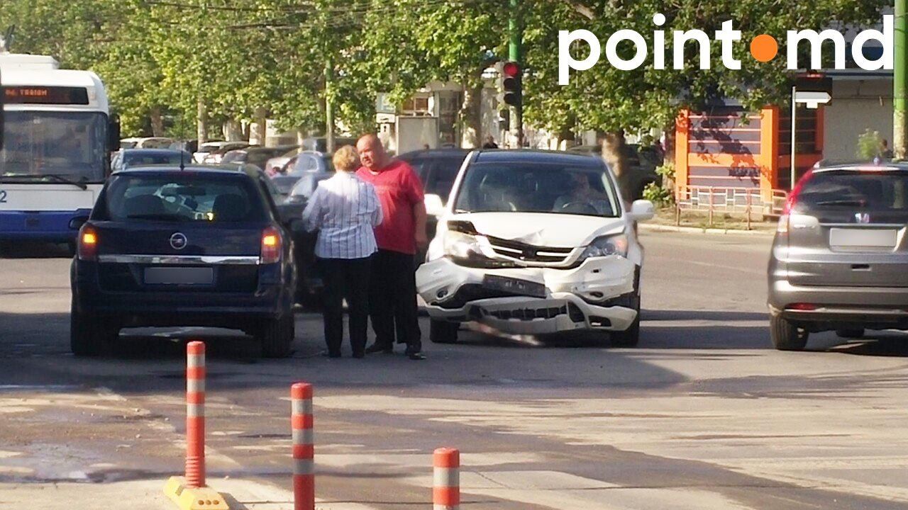 На перекрестке улиц Трандафирилор - Дечебал произошла авария