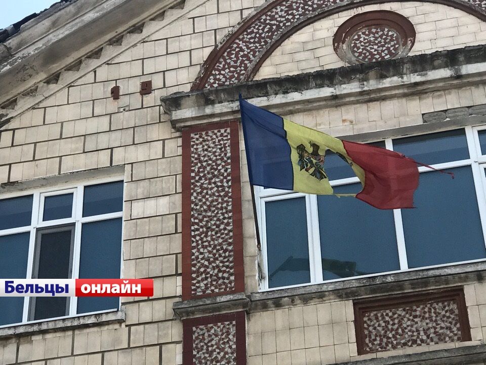 На бельцком роддоме развевается порванный флаг