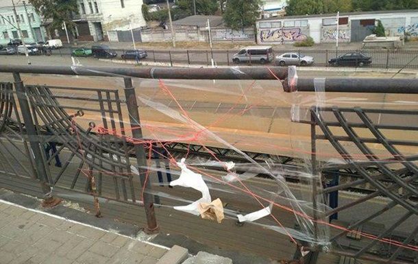 В Киеве мост "отремонтировали" скотчем и нитками