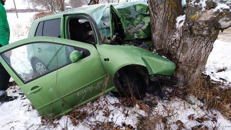 В Унгенском районе легковой автомобиль на большой скорости врезался в дерево