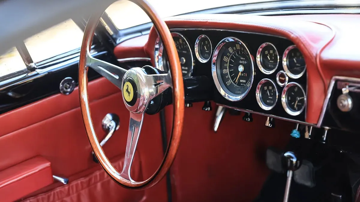 Supermașina Ferrari de colecție a Angelinei Jolie, scoasă la licitație