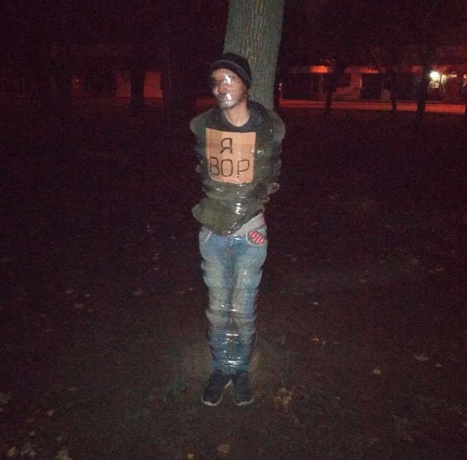 В Харькове поймали вора, привязали его к дереву скотчем и прикрепили на груди табличку