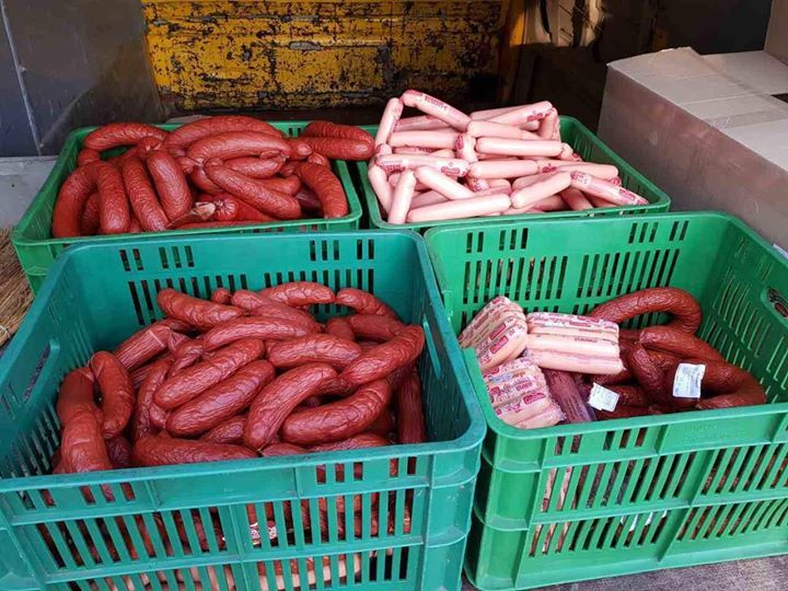 Polițiștii au depistat carne și mezeluri transportate în condiții insalubre