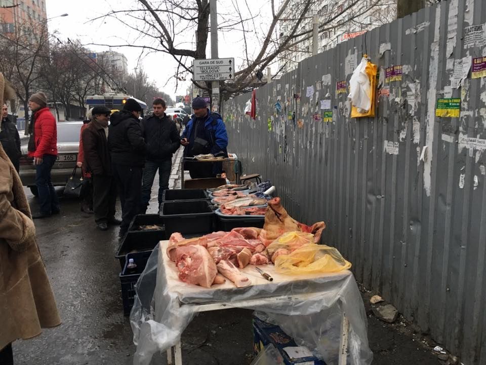 Прямо перед столичным Управлением торговли незаконно продают мясо