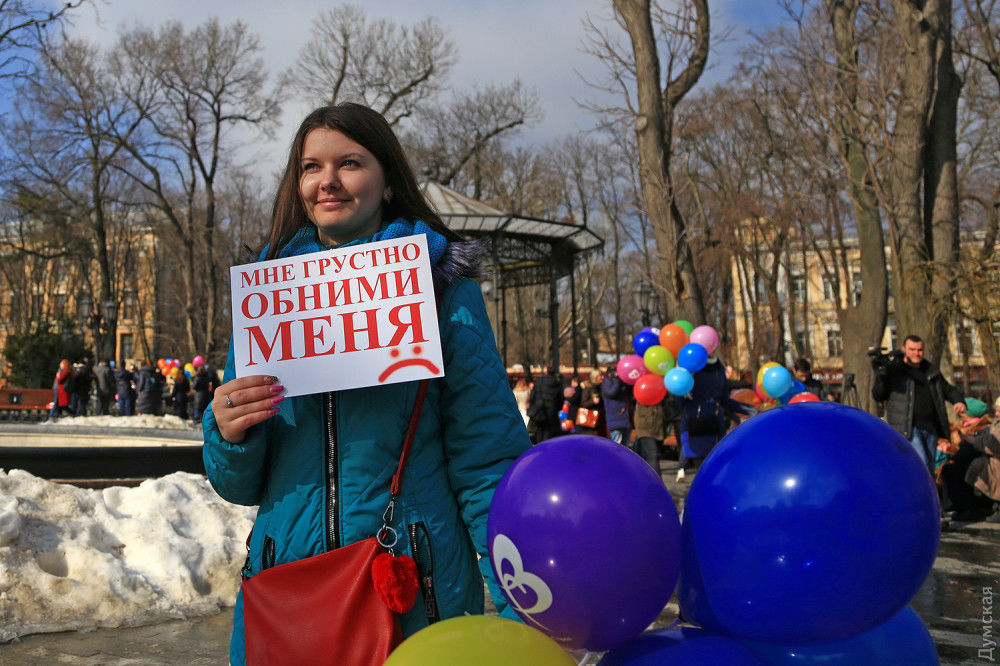 Женский день в Одессе: на Дерибасовской обнимались и дарили цветы