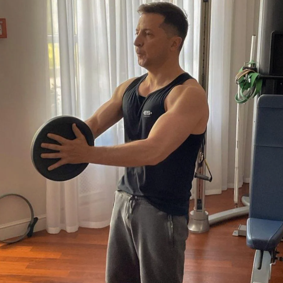 Зеленский похвастался физической формой, показав фото с "блинчиками" из спортзала на завтрак