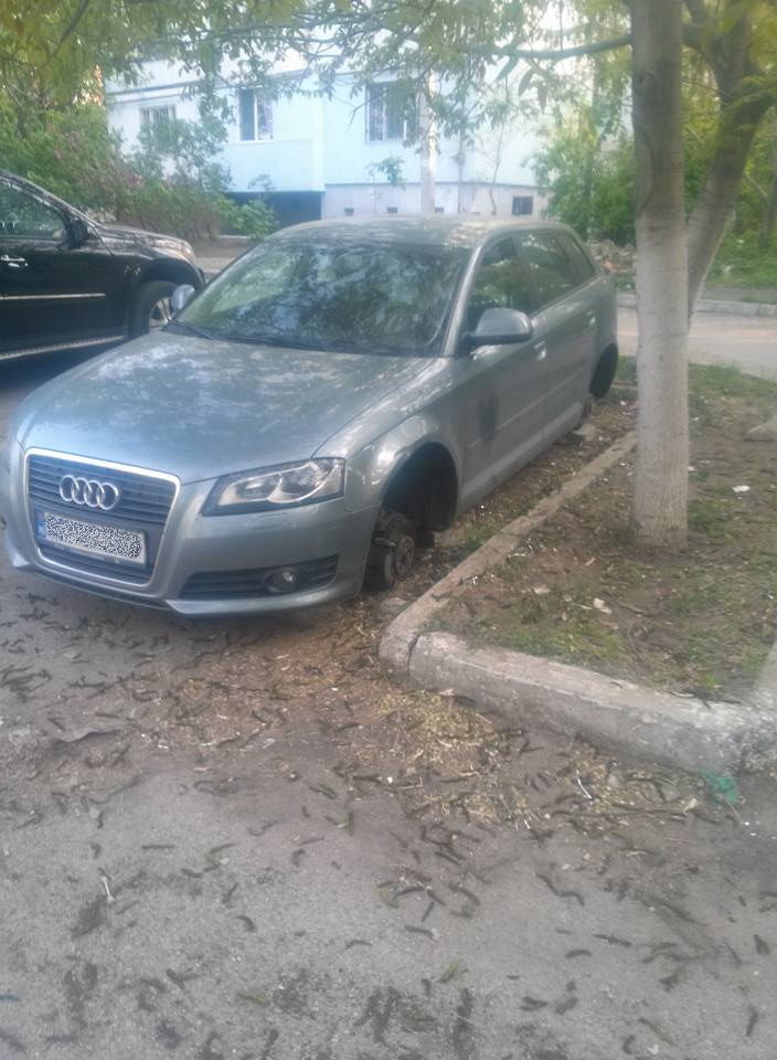 Surpriză pentru un șofer din Capitală: Mașina a rămas fără roţi peste noapte