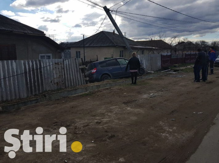 В Унгенском районе водитель Renault снес забор дома и врезался в столб