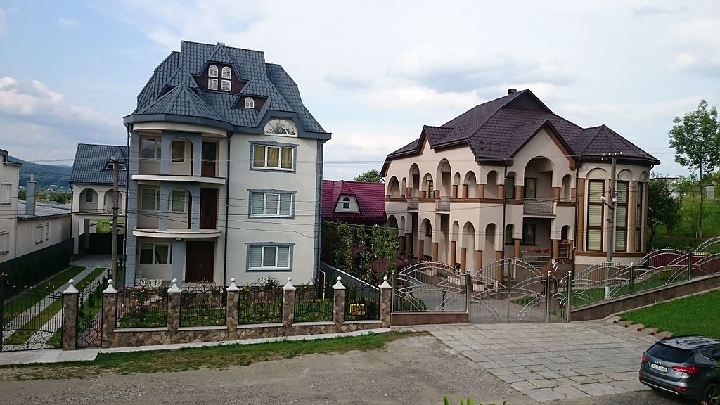„Măcar cu o cărămidă mai înaltă decât a vecinilor”. Cel mai bogat sat din Ucraina, construit de români