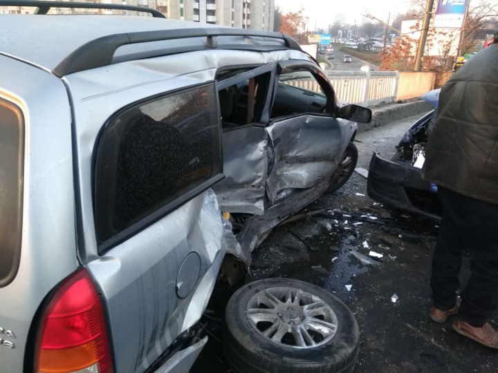 Accident matinal pe podul Ismail. O maşină a ajuns pe contrasens şi a intrat frontal în alta