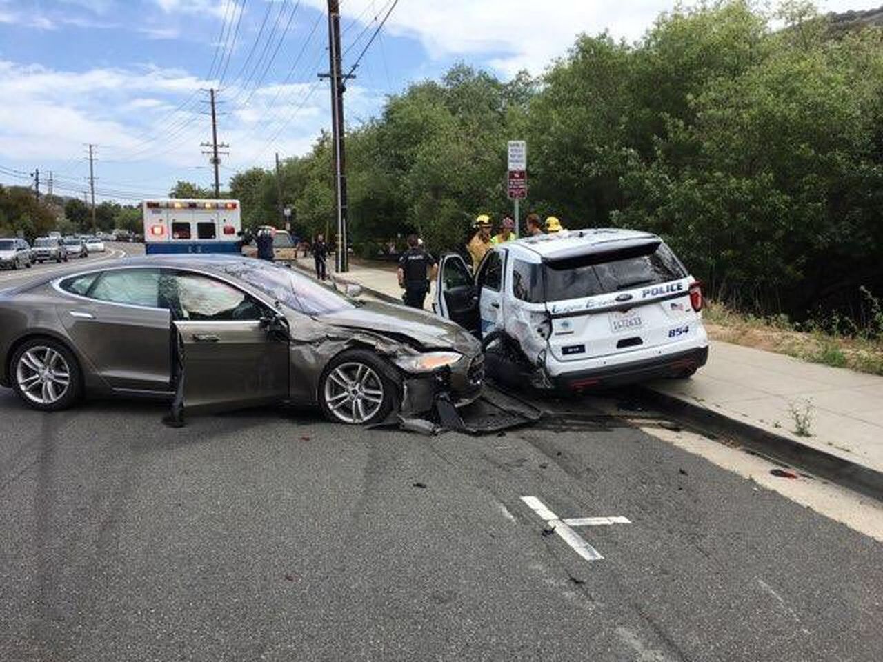 В США Tesla на автопилоте врезалась в полицейскую машину