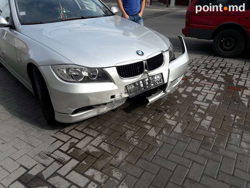Accident stupid: O mașină, avariată de scările unei clădiri