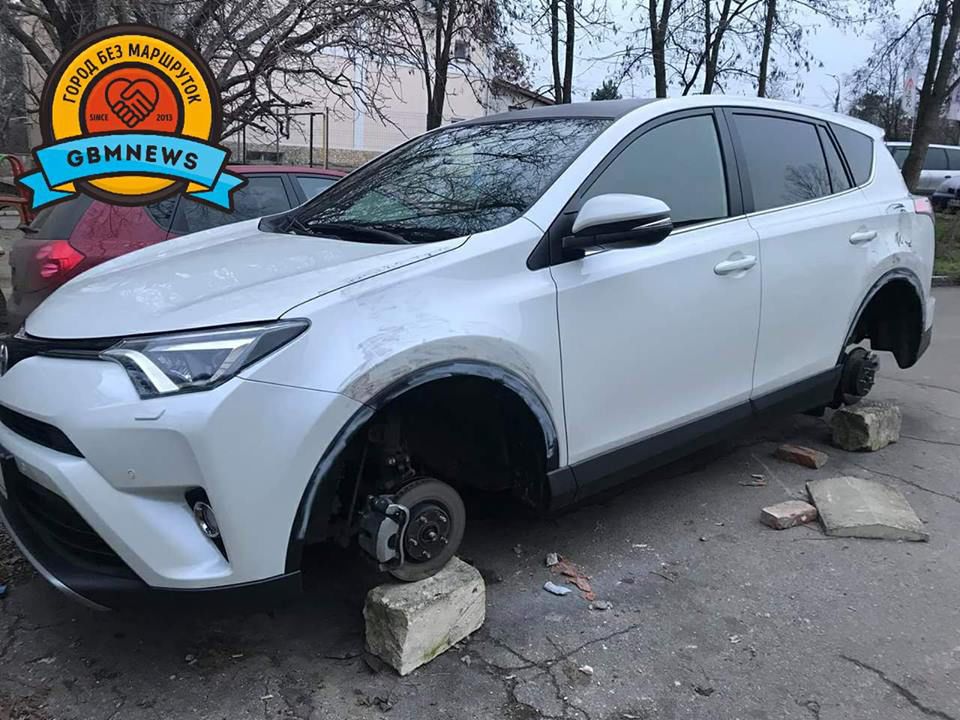 На Ботанике воры оставили припаркованный автомобиль без колес