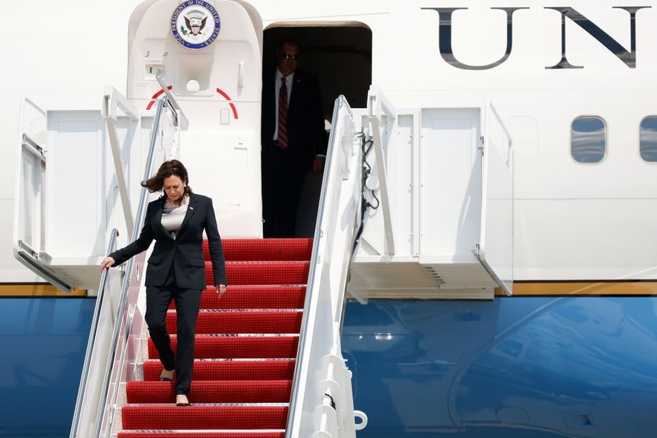 Самолет вице-президента США экстренно вернулся в место вылета