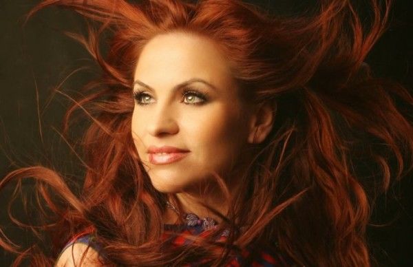 La cine se referă Nelly Ciobanu: Au tot încercat să mă hrănească cu mâine