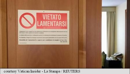 Interzis să vă plângeți! - noul anunț afișat pe ușa apartamentului papei Francisc