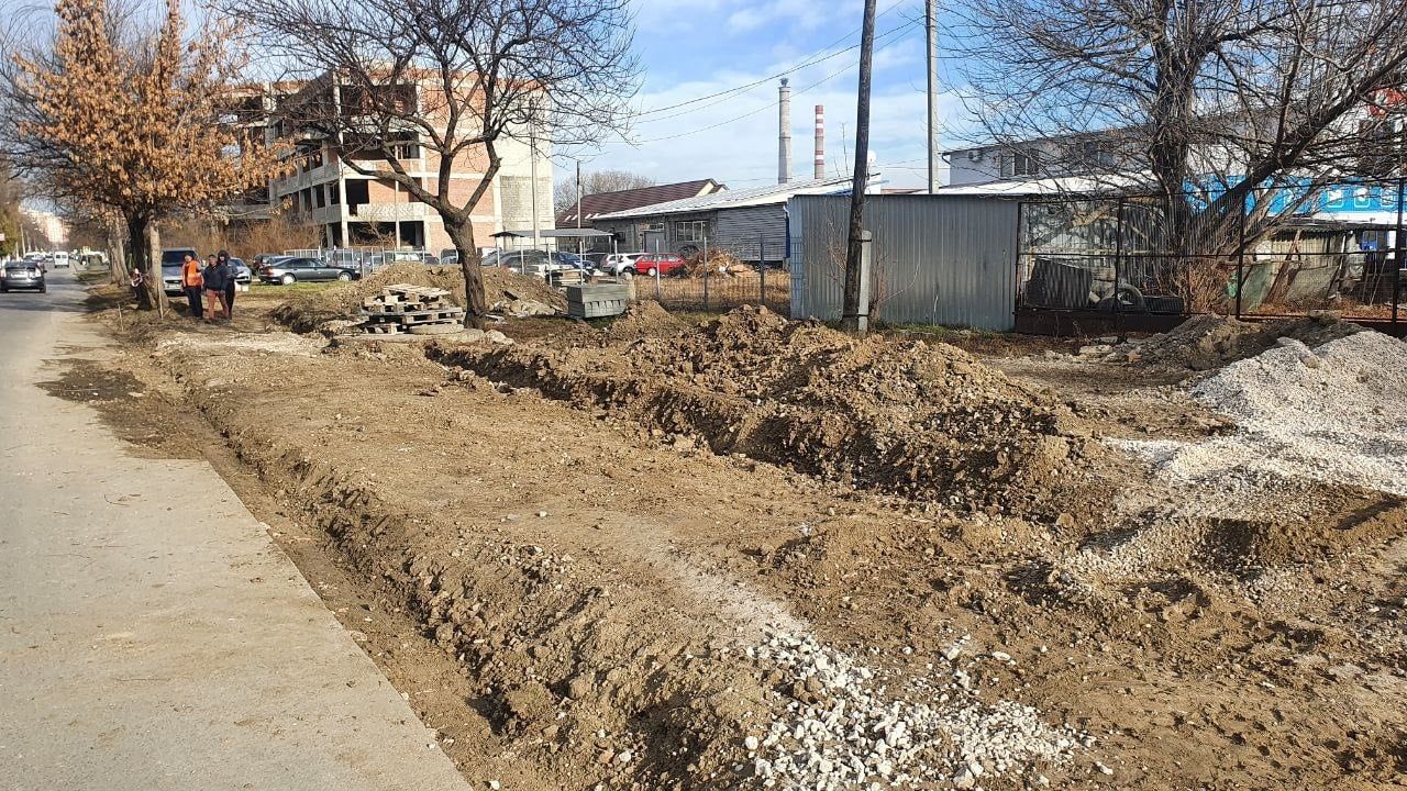 Продолжаются работы по восстановлению тротуаров на улице Игорь Виеру
