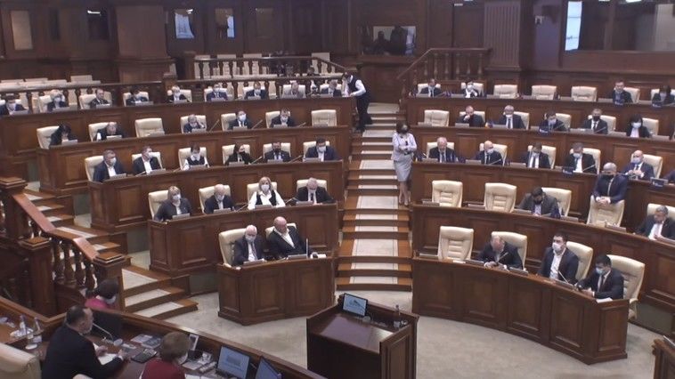 Депутат Моника Бабук снова осталась без кресла в зале заседаний парламента
