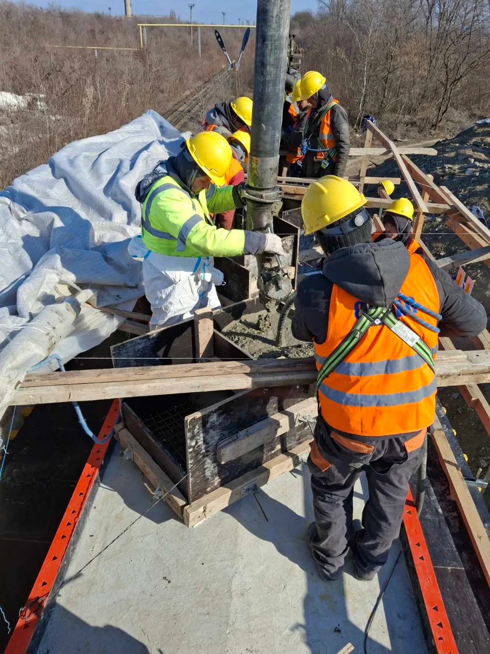 Lucrările de reabilitare a pasajului peste calea ferată pe un drum național, în plină desfășurare