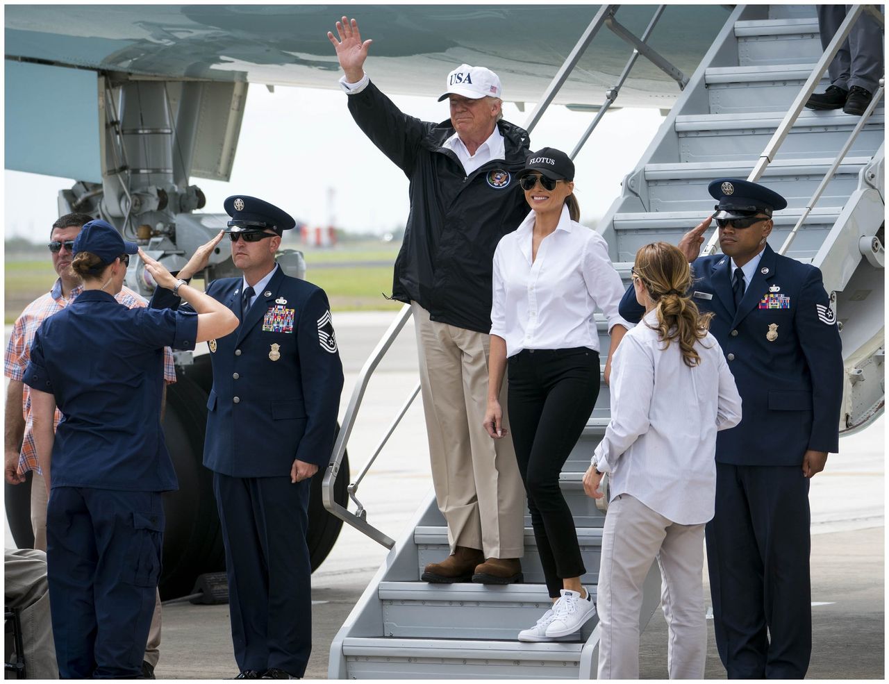 Gafă de Primă Doamnă. Melania Trump s-a pornit în zona devastată de inundații pe tocuri cui