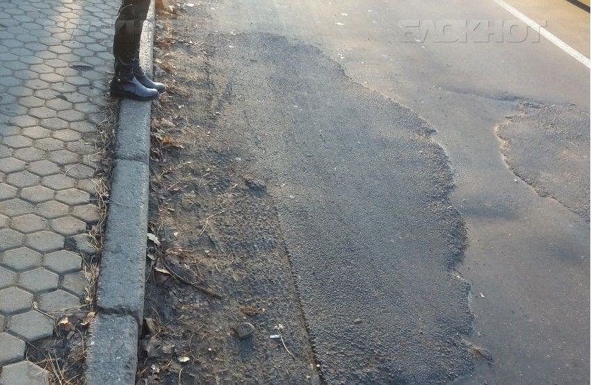 На Ботанике дорожники отремонтировали участок дороги, «забыв» про ливневку