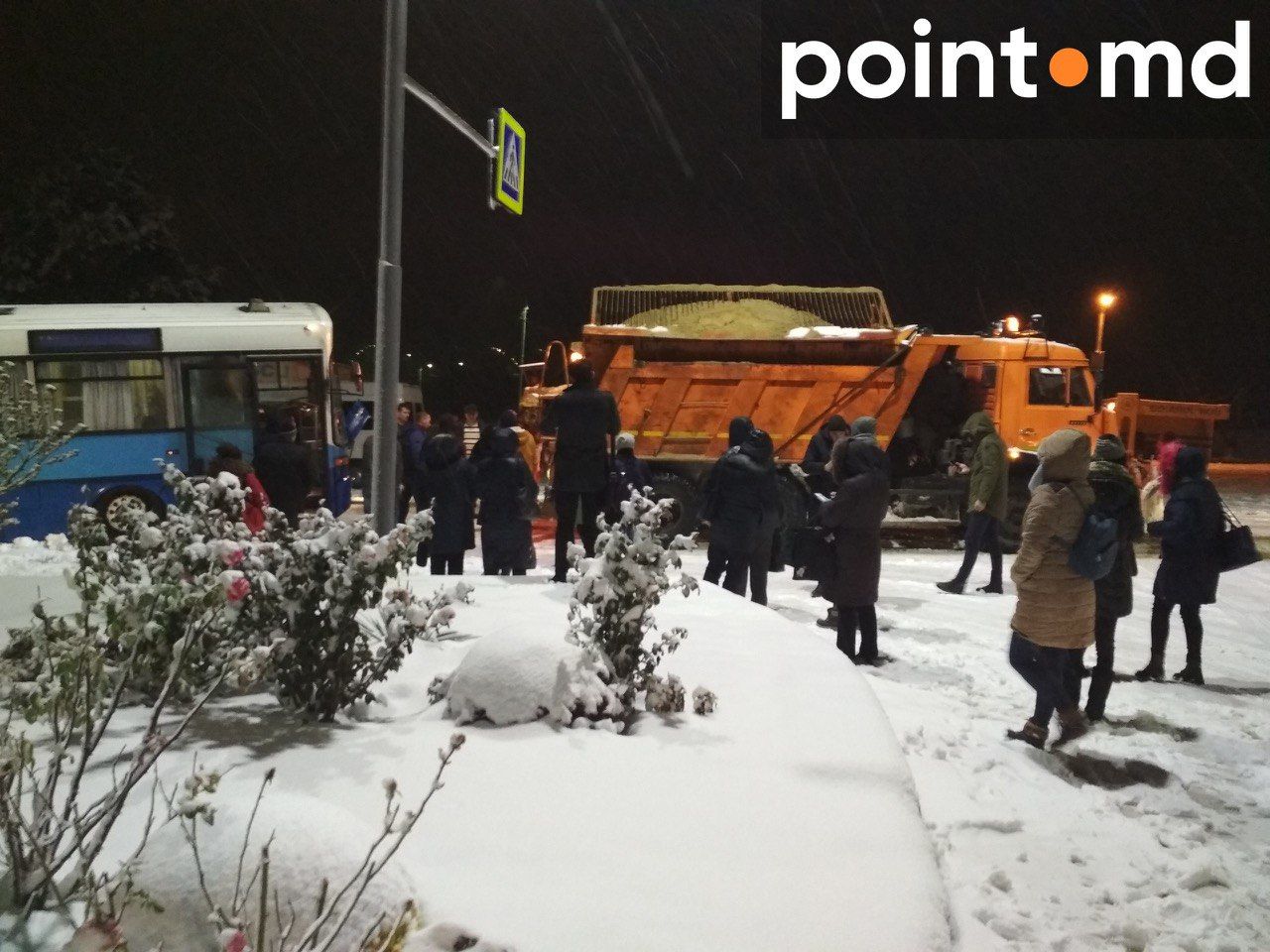 Около Чореску автобус с пассажирами угодил в кювет