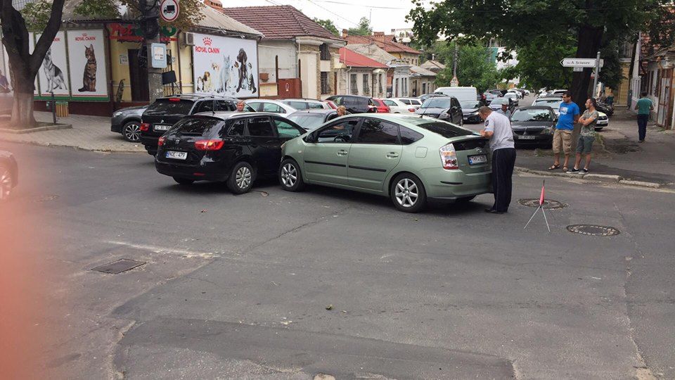 В центре столицы произошло ДТП с участием трех автомобилей