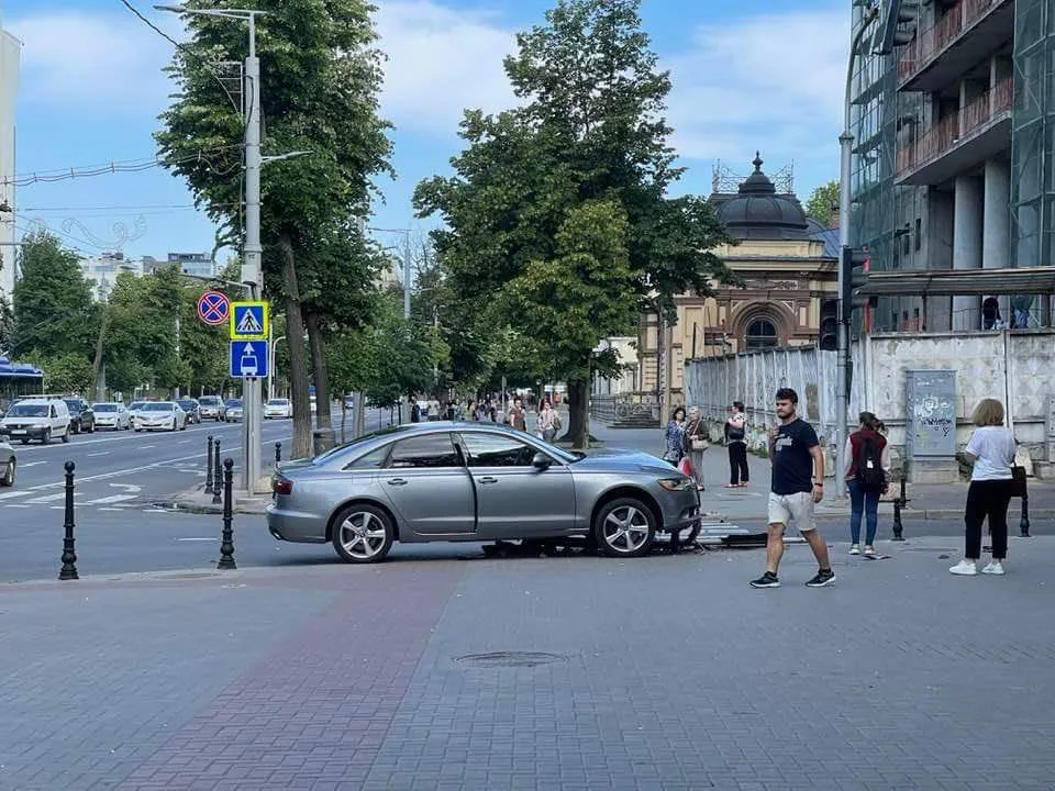 В центре Кишинева автомобиль снес дорожный знак