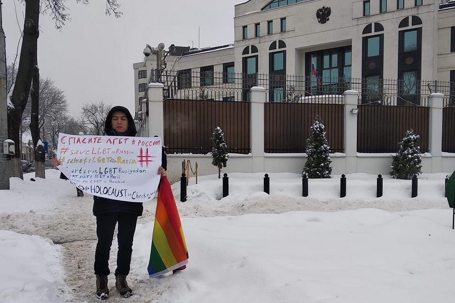 В Кишиневе уроженец Копчака устроил пикет в поддержку ЛГБТ-сообщества в Чечне