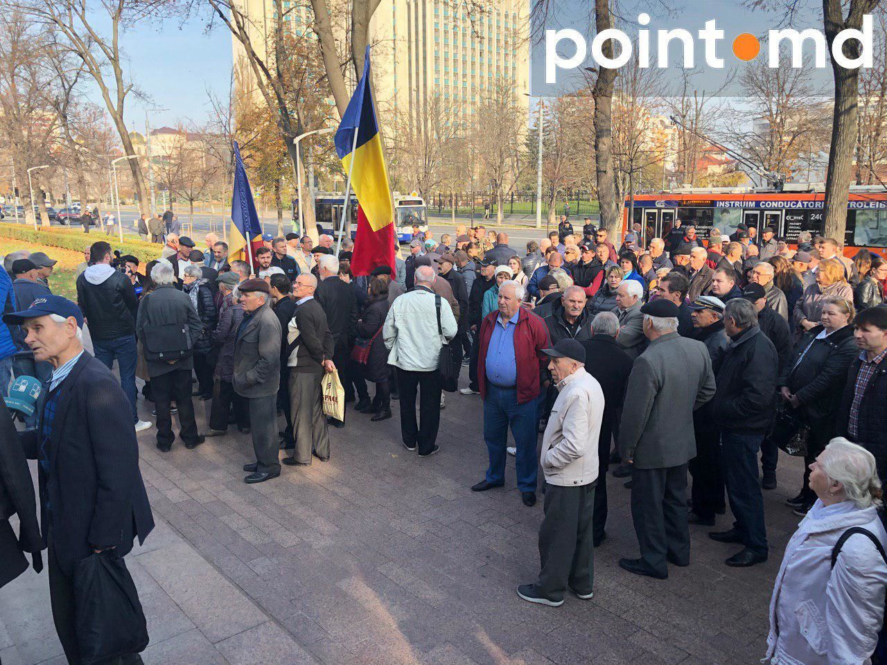 Перед парламентом собрались протестующие: Мы поддерживаем правительство Санду