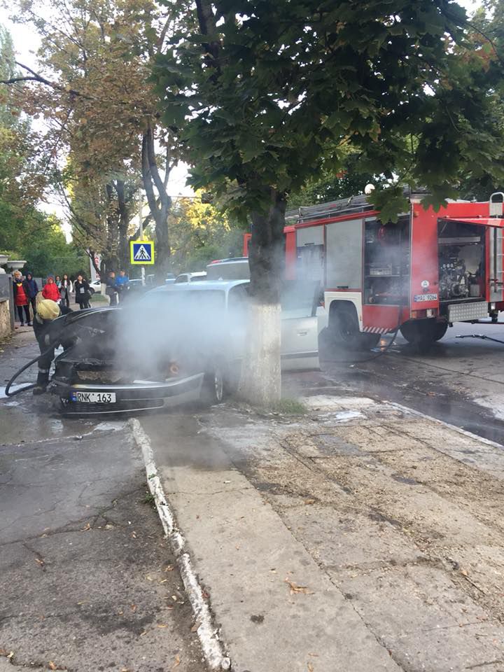 На Рышкановке возле университета загорелся автомобиль