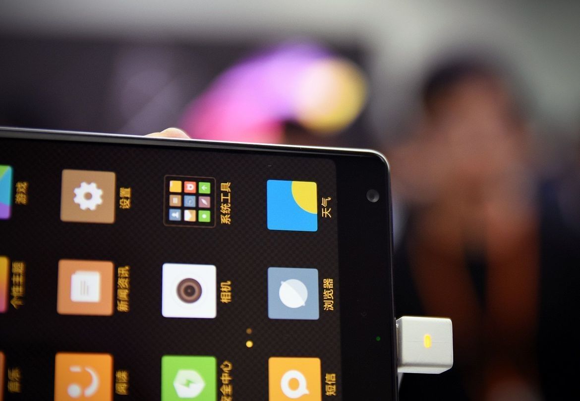 Появились "живые" фото планшетофона Xiaomi Mi MIX