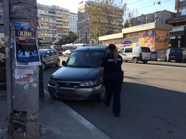 Pedepsele nu-i sperie. Șoferii parchează în preajma unui sens giratoriu