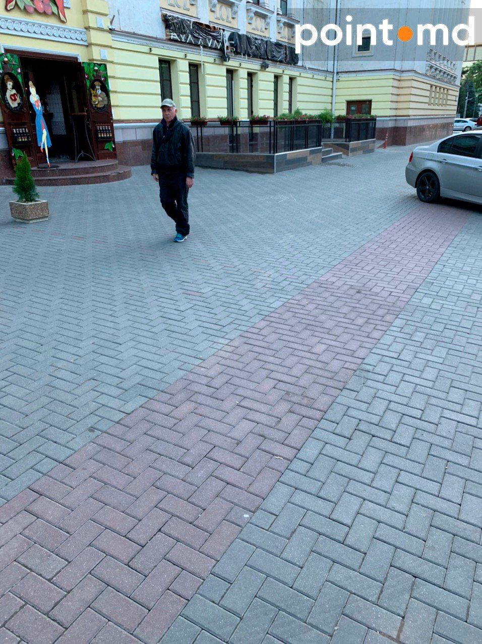 Перед столичным кинотеатром Patria вновь паркуются автомобили