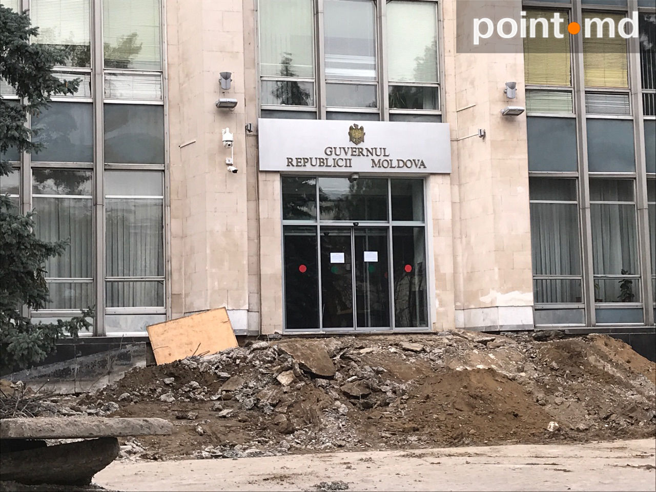 Ремонт перед зданием Правительства идет полным ходом