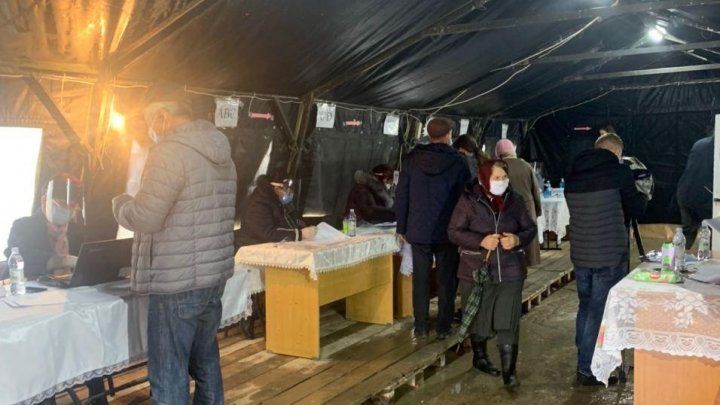 В Чигырленах люди голосуют в специально оборудованных палатках
