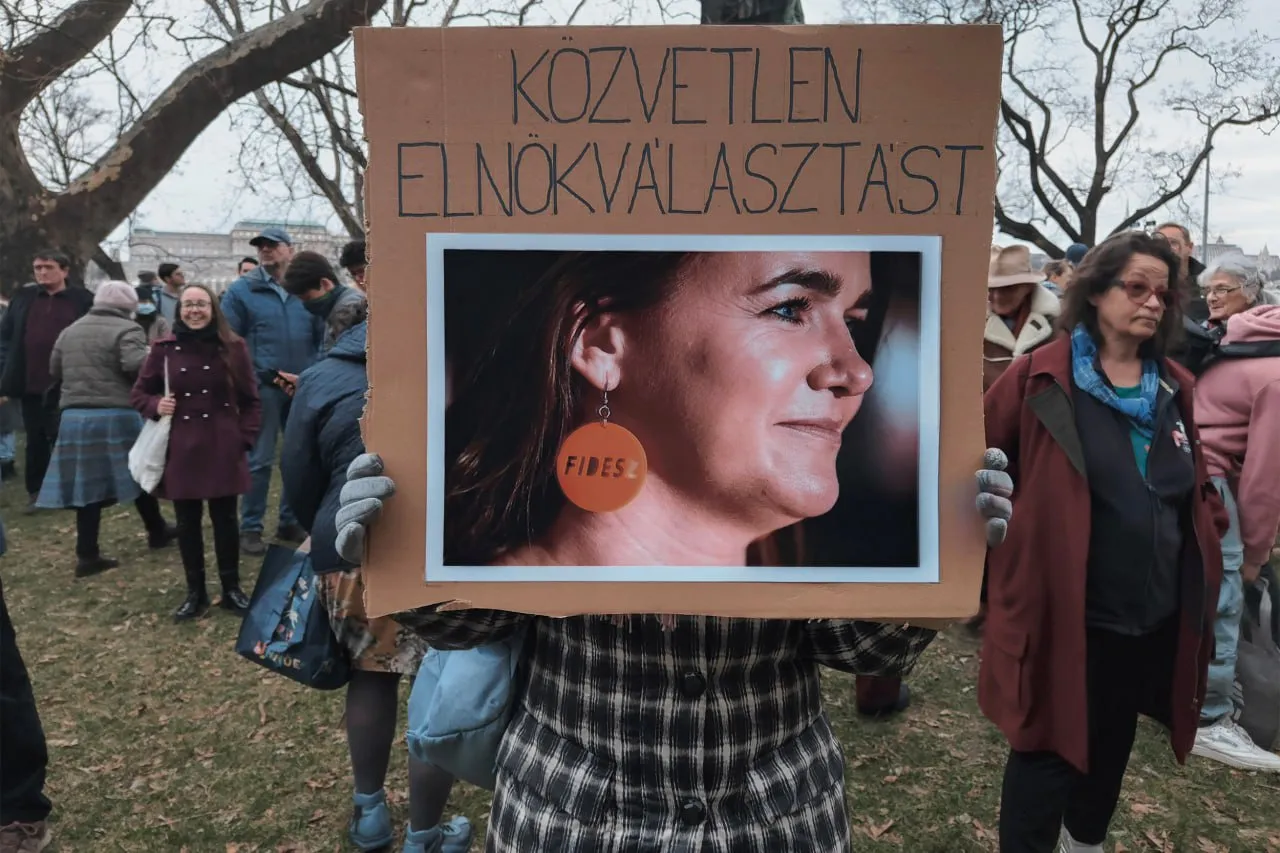 В Будапеште сотни людей требовали отставки президента из-за скандального помилования