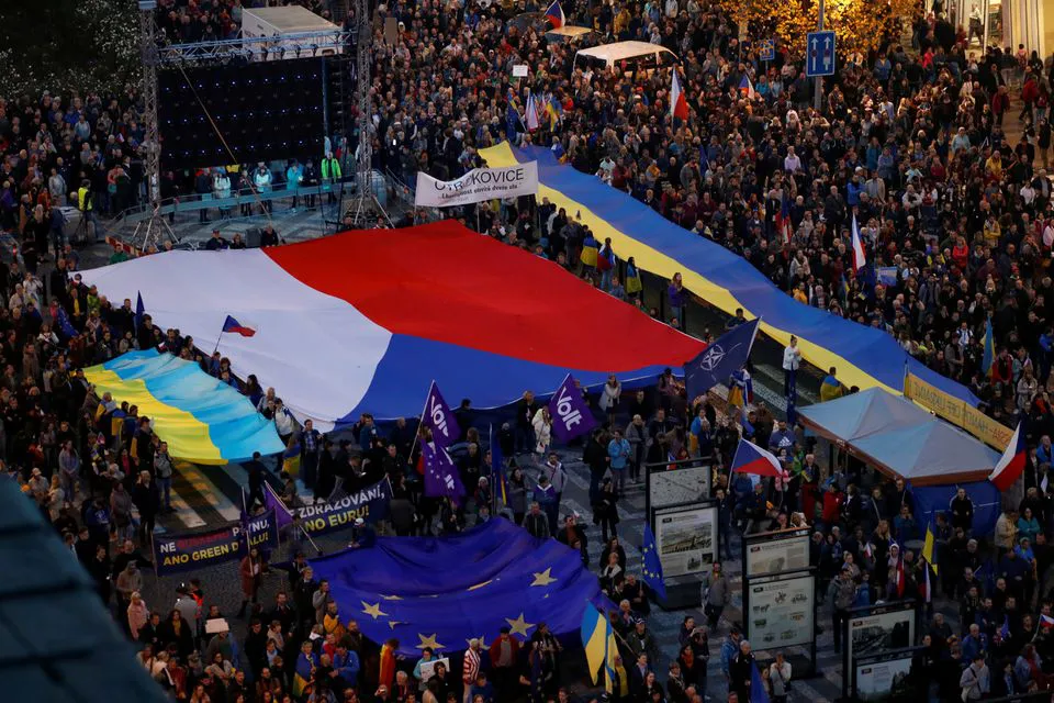Десятки тысяч вышли в Праге на митинг в поддержку демократии