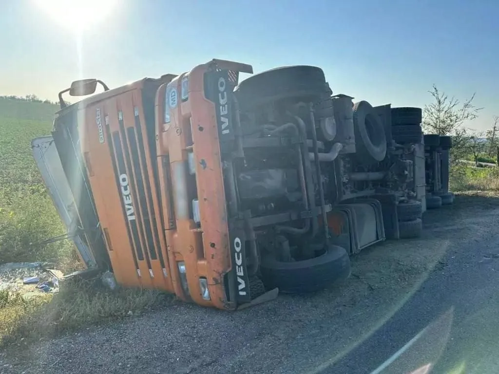 В Дрокиевском районе перевернулся грузовик, перевозивший 22 тонны сахара