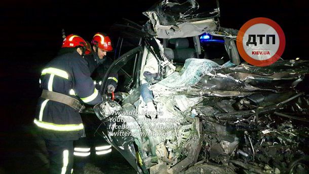Под Киевом джип врезался в мусоровоз: погибли двое молдаван