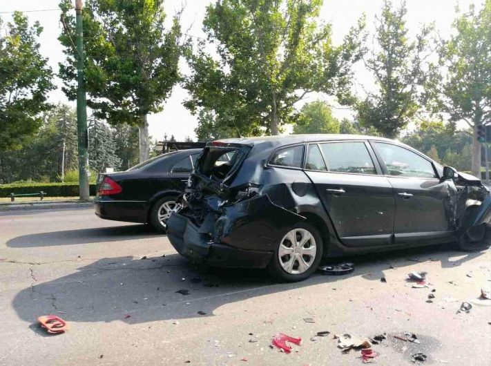 Mașină făcută zob, după ce a oprit la o trecere de pietoni