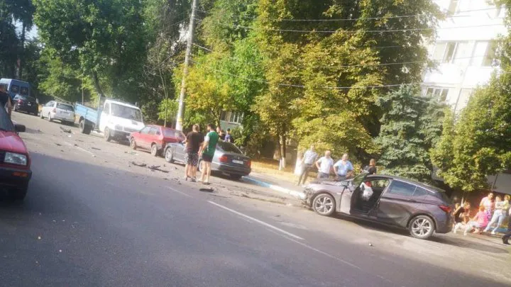 ДТП в Криково: одну из легковушек отбросило в витрину магазина