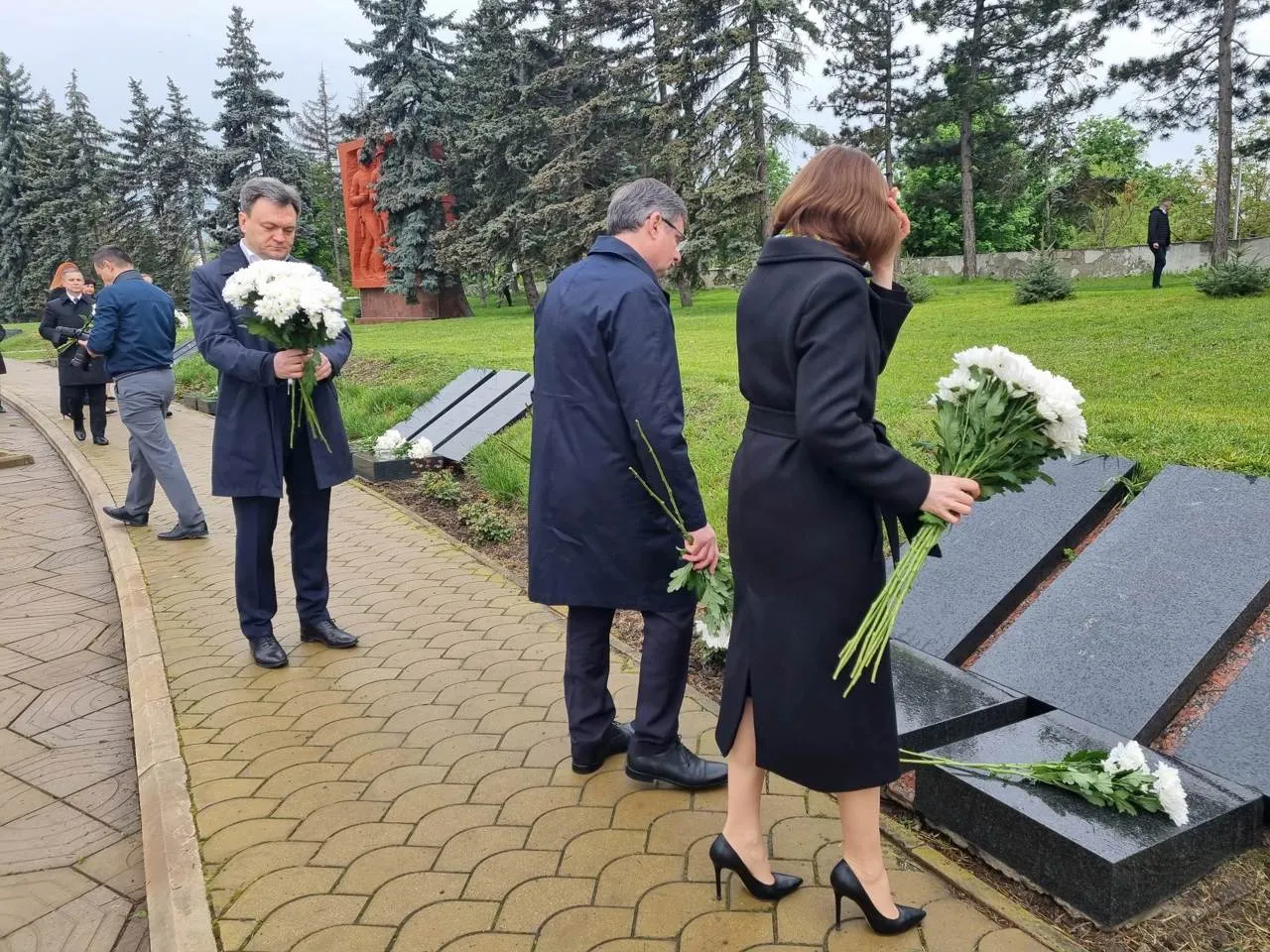 Руководство страны возложило цветы к памятнику "Скорбящей матери" на Мемориале "Вечность"