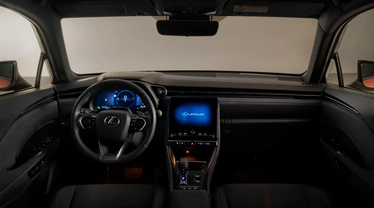 Lexus представил компактный кроссовер LBX