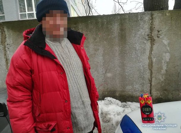В Киеве мужчина c игрушечной бомбой атаковал предприятие