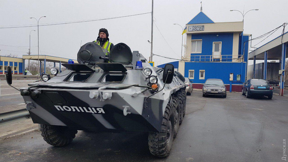 Блокпосты на въездах в Одессу усилили боевыми машинами